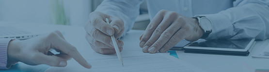 vertrag erklären beratung hand stift